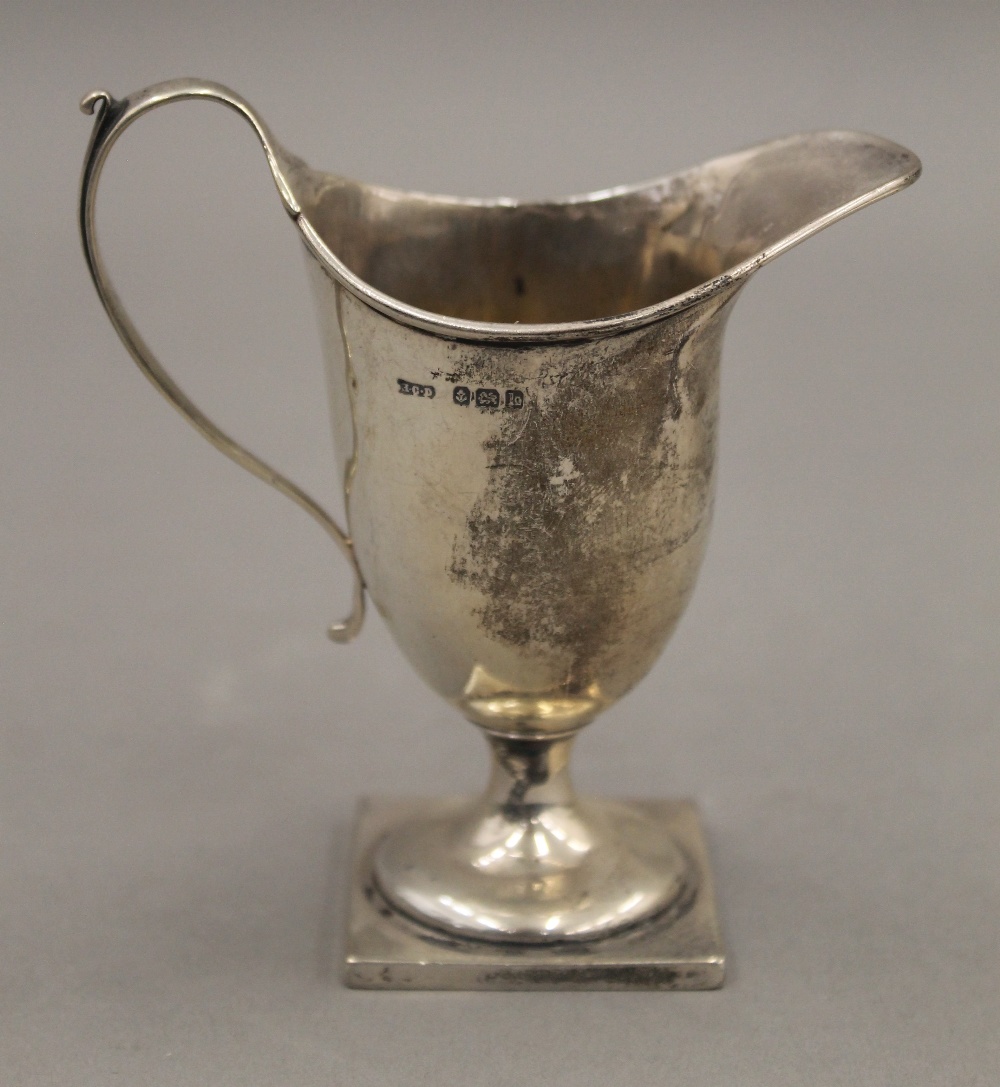 A small silver cream jug and a Continental silver beaker. The former 9.5 cm high. 89.3 grammes. - Image 3 of 8