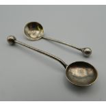 Two silver salt spoons, hallmarked for Birmingham 1903/1908. The largest 6 cm long.