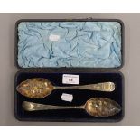 A cased pair of silver berry spoons. 22 cm long. 4 troy ounces.