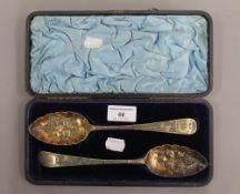 A cased pair of silver berry spoons. 22 cm long. 4 troy ounces.