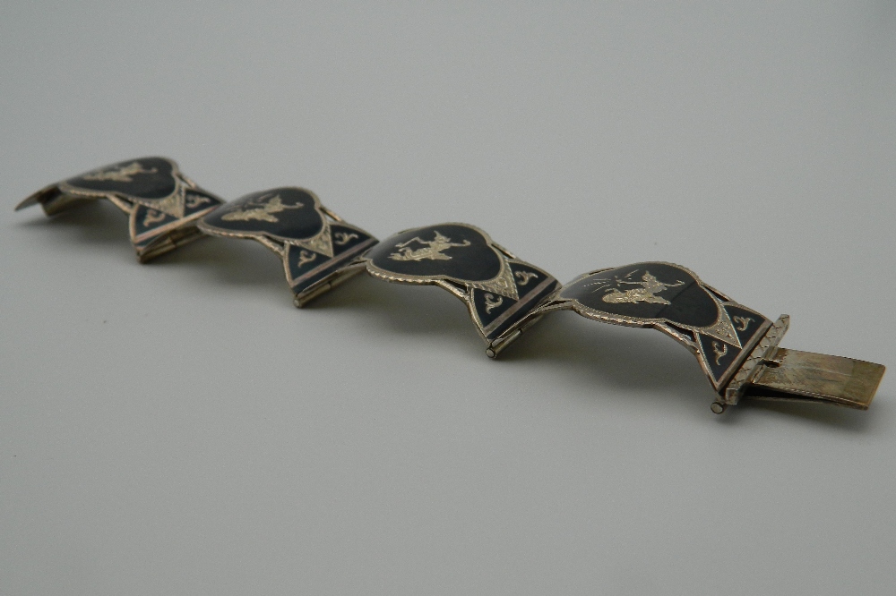 A Siamese silver bracelet. 14 cm long. 44 grammes. - Image 3 of 6