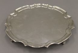 A silver salver. 25.5 cm diameter. 19.2 troy ounces.