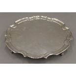 A silver salver. 25.5 cm diameter. 19.2 troy ounces.