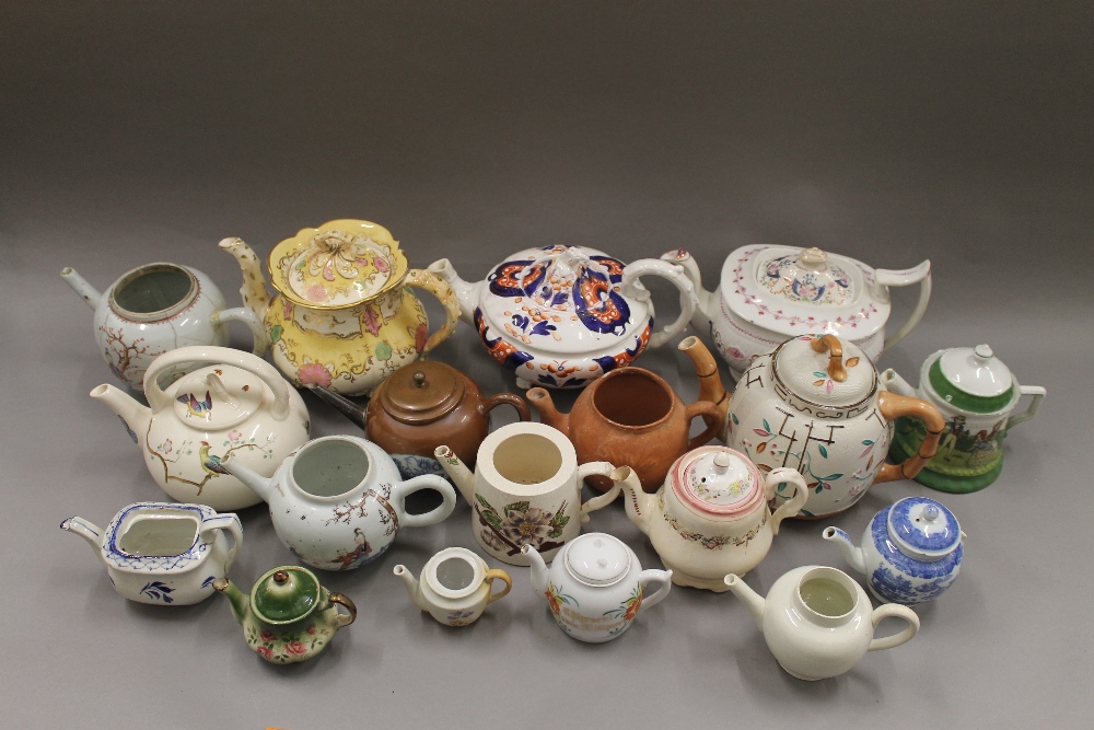 A collection of 19th century porcelain teapots - Image 4 of 12