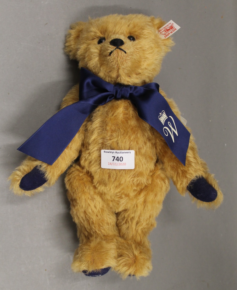 A boxed Steiff collectors bear, William. 29 cm high. - Image 2 of 2