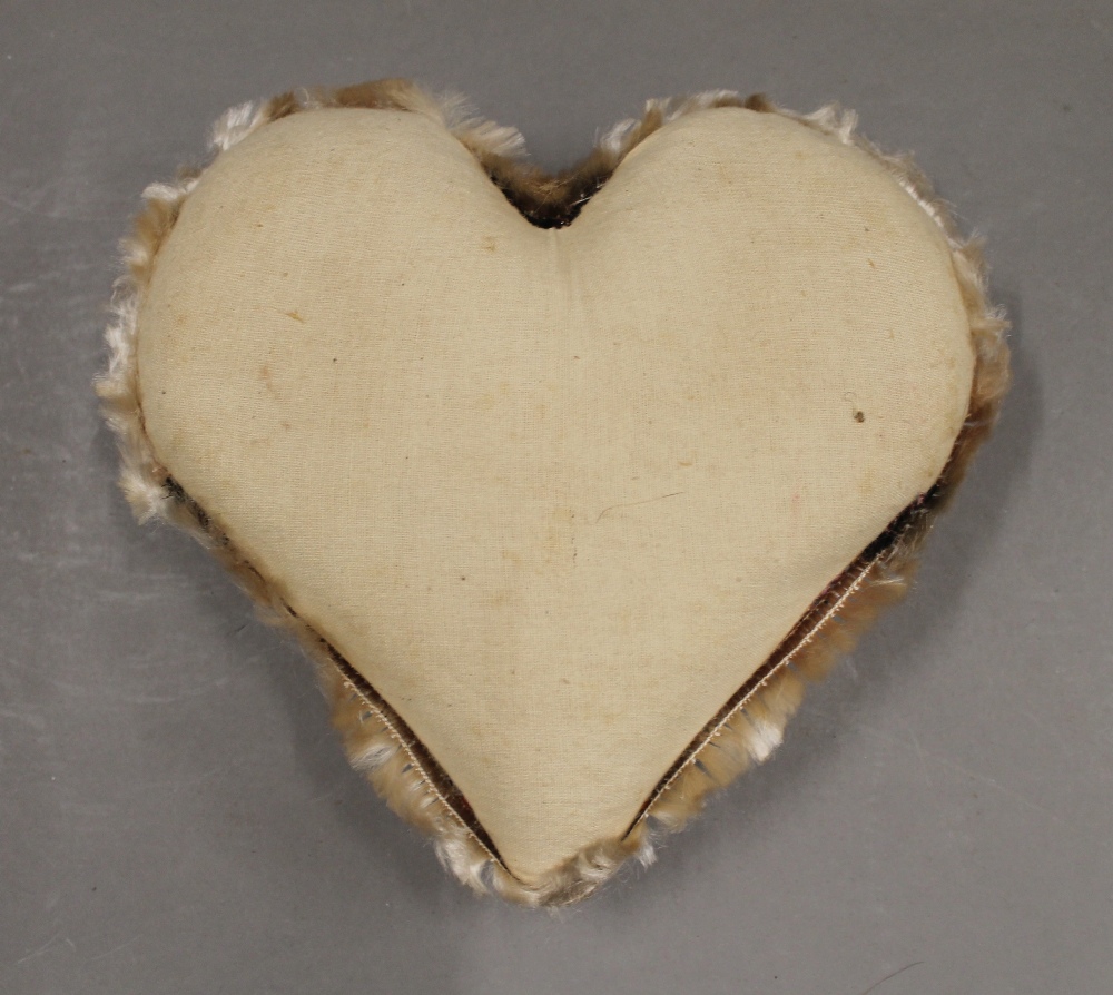 A vintage heart shaped pin cushion. 19 cm wide. - Image 2 of 2