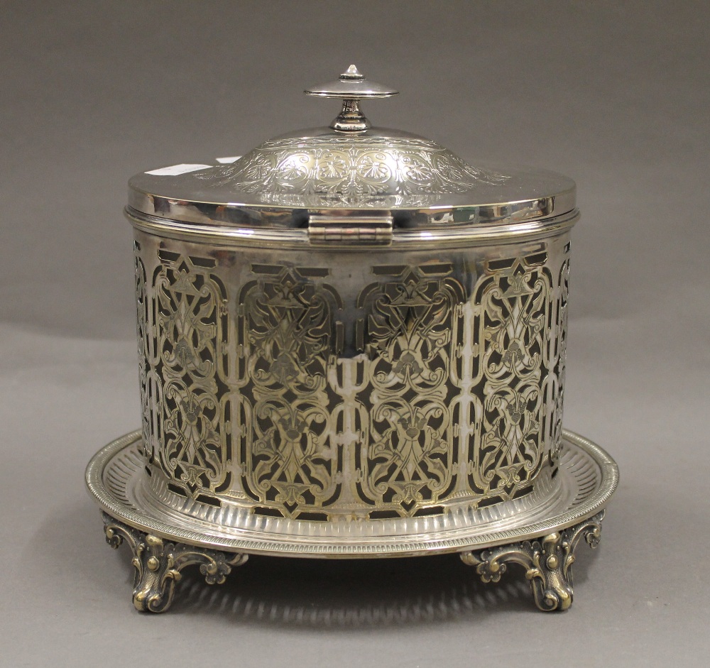 A Victorian silver plated biscuit barrel with original glass liner, maker's mark of Robert Belks. - Image 3 of 3