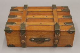 A miniature cabin trunk. 20.5 cm wide.