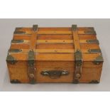 A miniature cabin trunk. 20.5 cm wide.