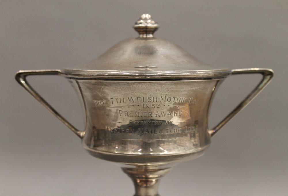 A large silver trophy cup on stand, with associated lid. 25 cm high. 14.3 troy ounces. - Image 2 of 4