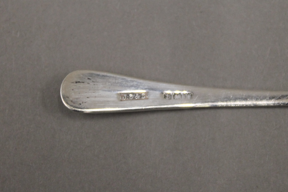 A silver mustard pot and mustard spoon. 75.7 grammes. - Image 8 of 9