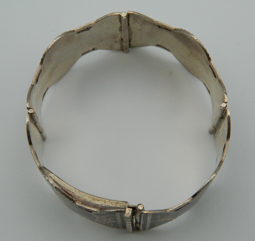 A Siamese silver bracelet. 14 cm long. 44 grammes. - Image 5 of 6