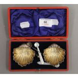 A cased pair of silver salts. Each 5.5 cm wide. 32 grammes.