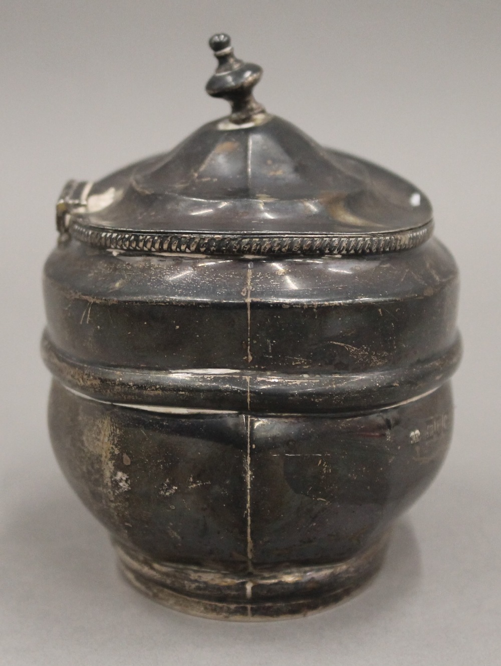 A silver tea caddy. 9.5 cm high. 5 troy ounces. - Image 7 of 7