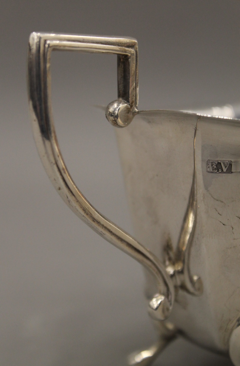 A silver cream jug. 13.5 cm long. 5.2 troy ounces. - Image 3 of 4