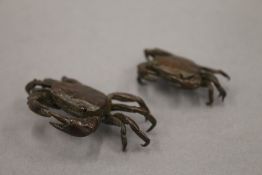 Two miniature bronze models of crabs. The largest 5.5 cm wide.