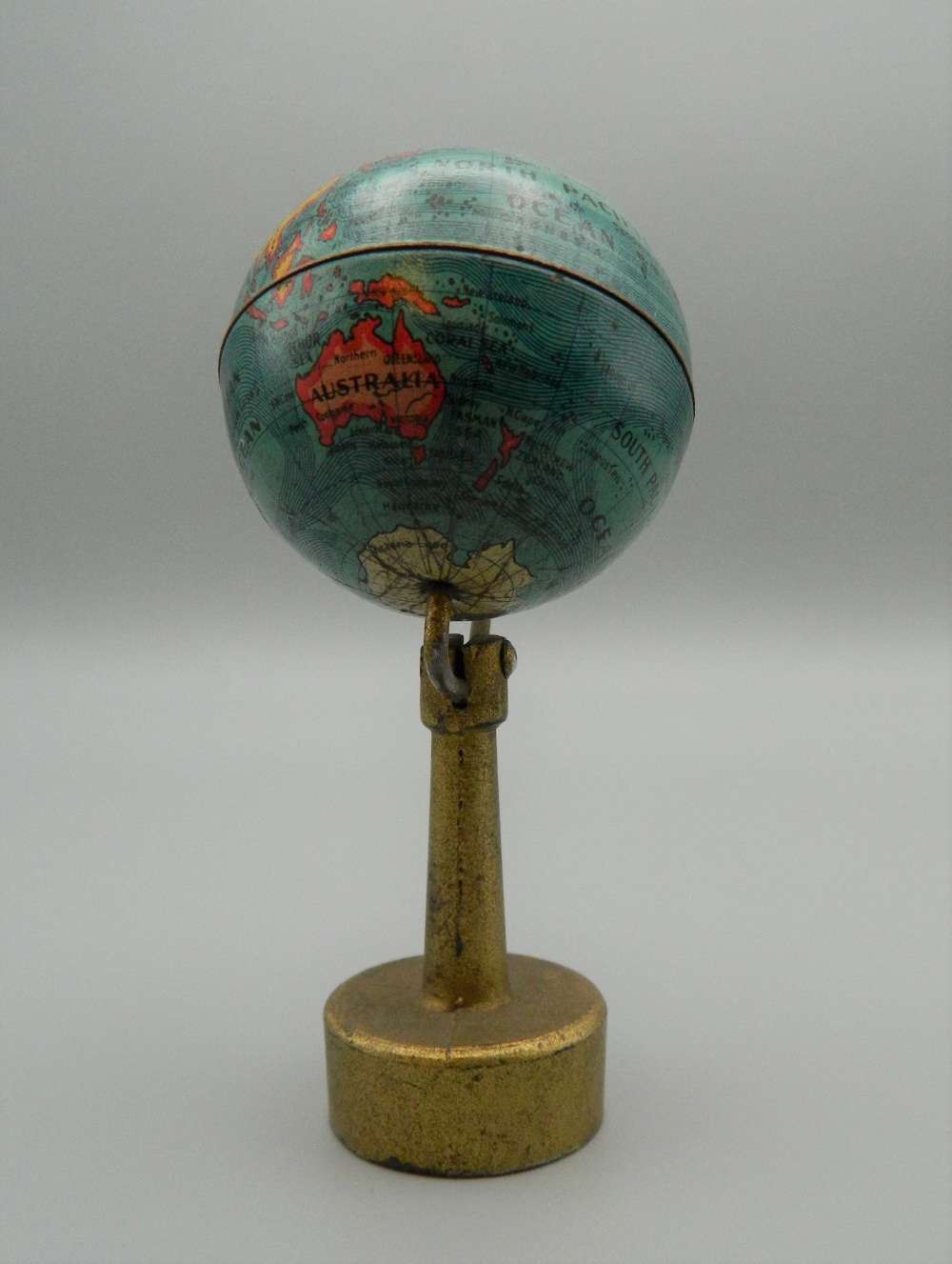A vintage novelty pencil sharpener formed as a globe. 9 cm high. - Image 3 of 4