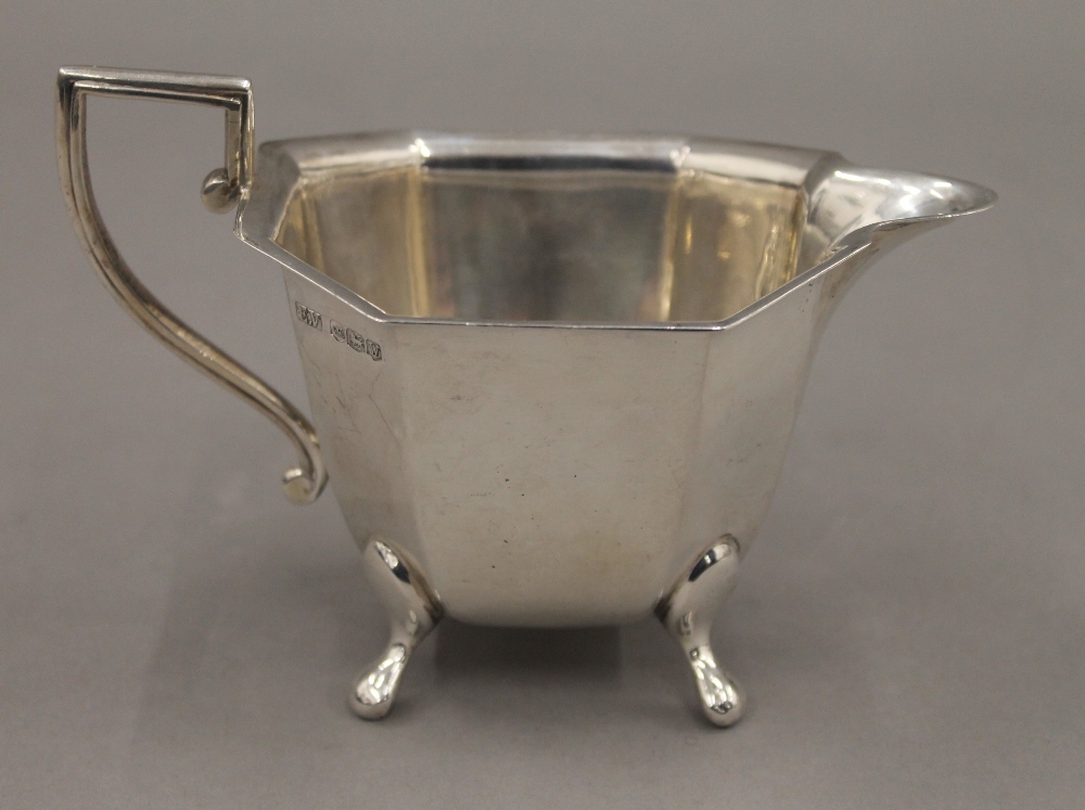 A silver cream jug. 13.5 cm long. 5.2 troy ounces. - Image 2 of 4