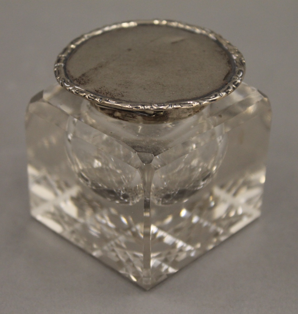 A glass mounted silver desk stand. 24 cm wide. 5.7 troy ounces of silver weight. - Image 5 of 6