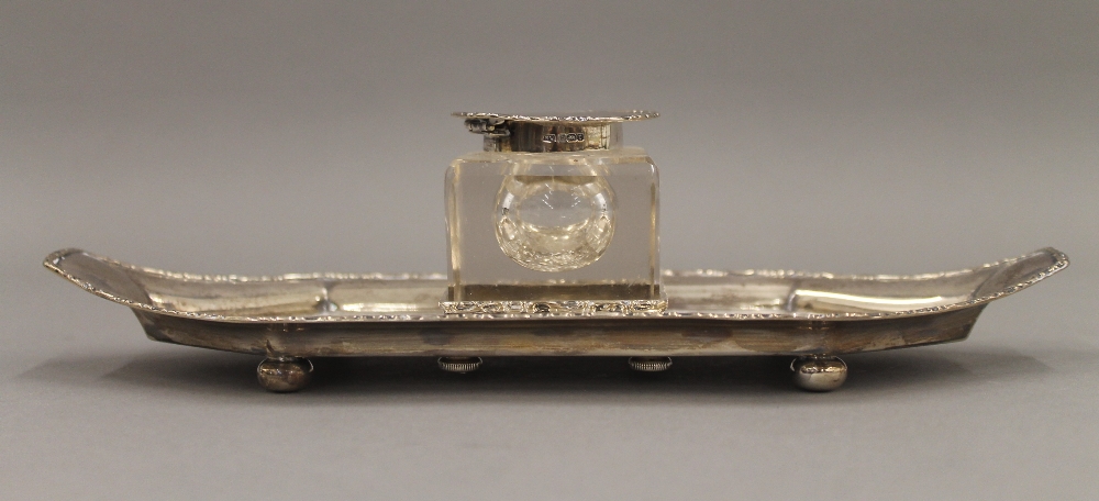 A glass mounted silver desk stand. 24 cm wide. 5.7 troy ounces of silver weight. - Image 2 of 6