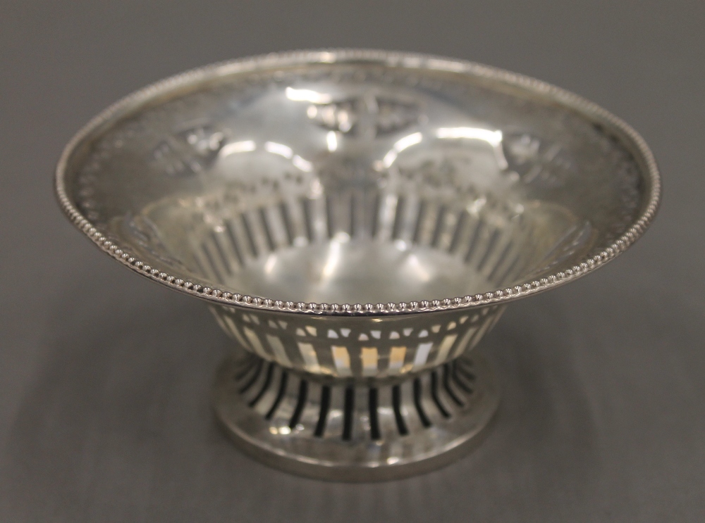 A silver bon bon dish. 12.5 cm diameter. 70.7 grammes.