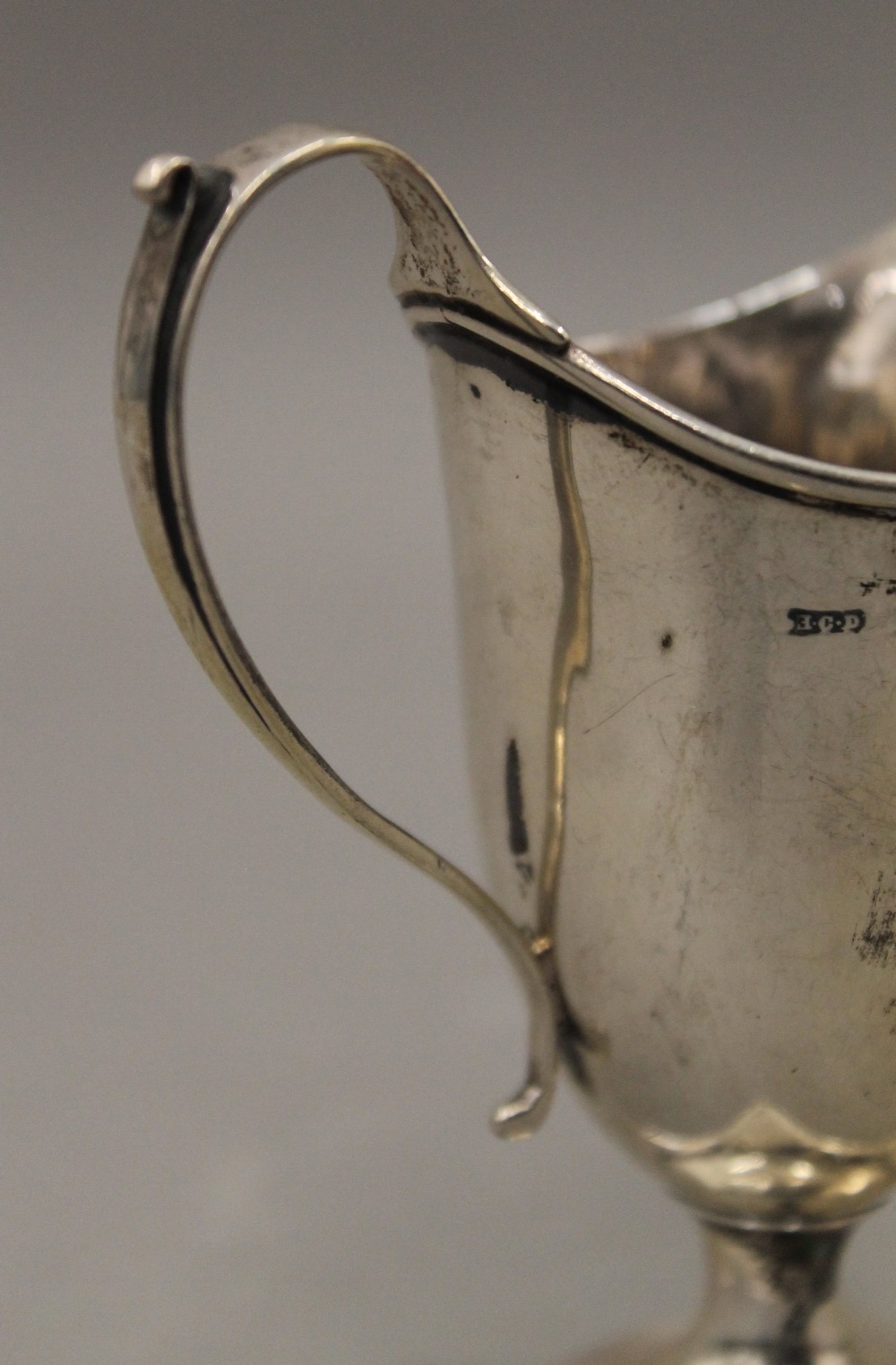 A small silver cream jug and a Continental silver beaker. The former 9.5 cm high. 89.3 grammes. - Image 4 of 8