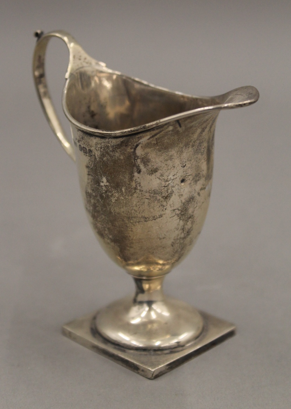 A small silver cream jug and a Continental silver beaker. The former 9.5 cm high. 89.3 grammes. - Image 2 of 8