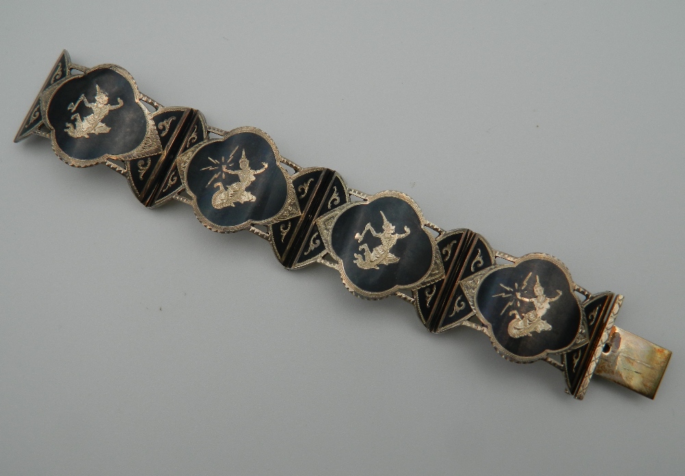 A Siamese silver bracelet. 14 cm long. 44 grammes. - Image 2 of 6