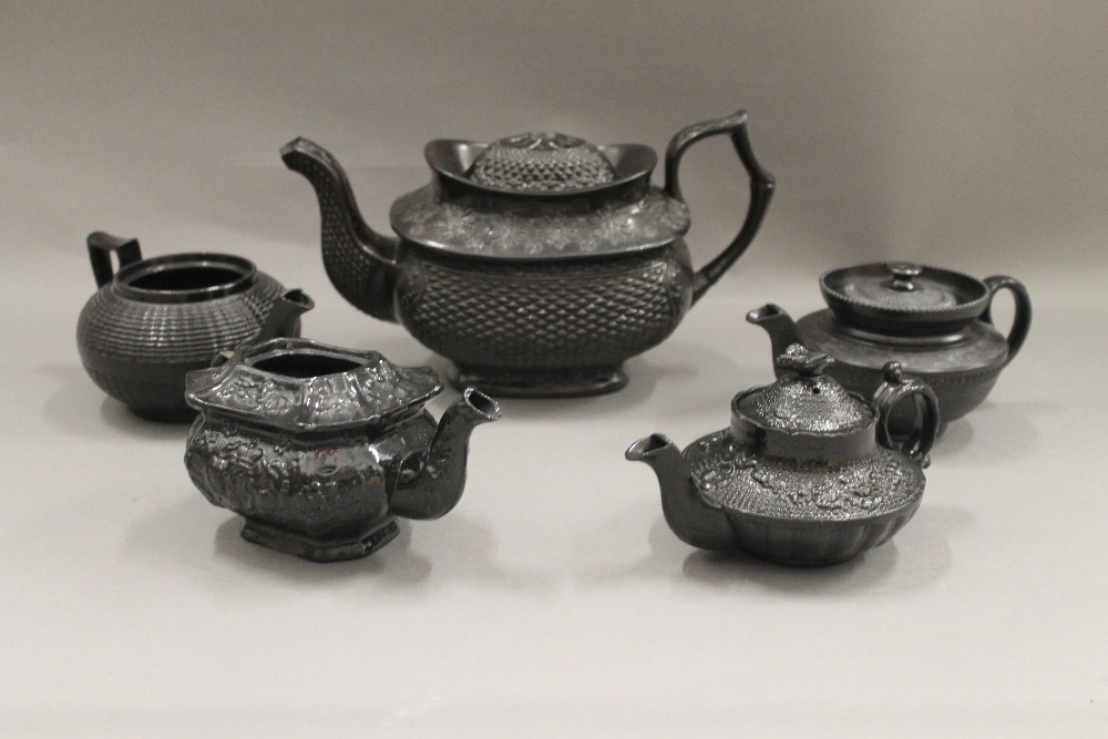 A collection of 19th century porcelain teapots - Image 7 of 12