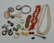 A quantity of various jewellery