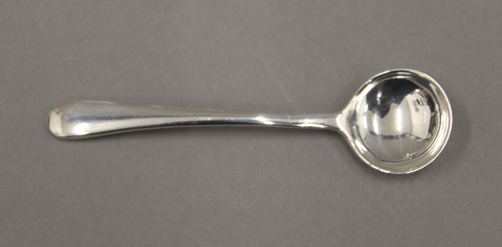 A silver mustard pot and mustard spoon. 75.7 grammes. - Image 7 of 9