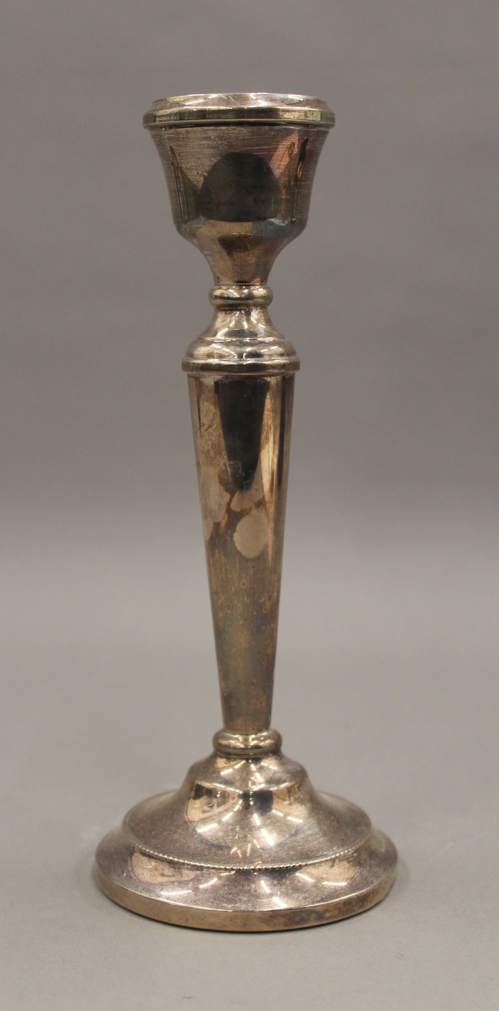 A pair of silver candlesticks. 20.5 cm high. 17.3 troy ounces loaded. - Image 3 of 5