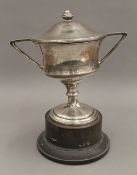 A large silver trophy cup on stand, with associated lid. 25 cm high. 14.3 troy ounces.
