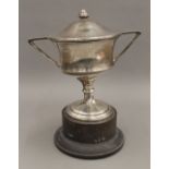 A large silver trophy cup on stand, with associated lid. 25 cm high. 14.3 troy ounces.