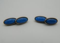 A pair of vintage enamel cufflinks. 1.5 cm wide.