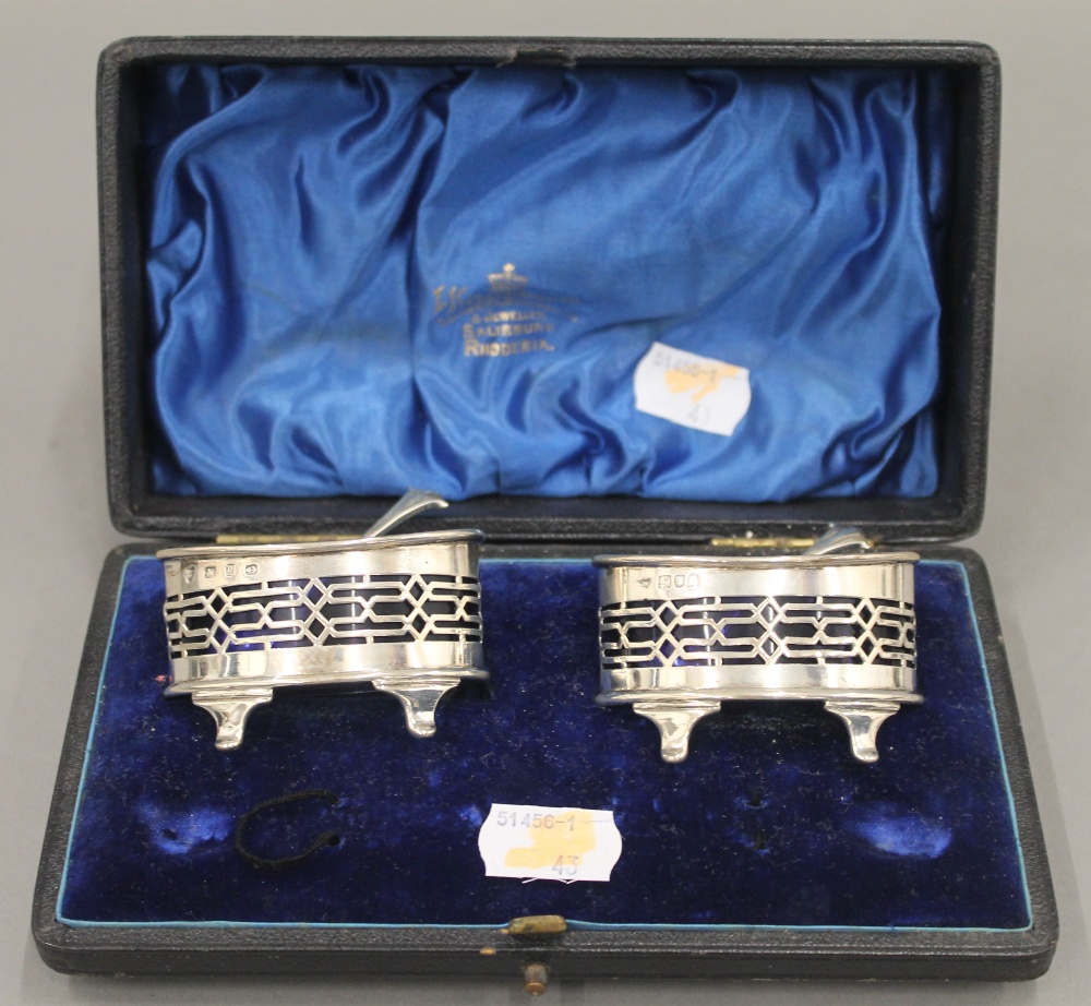 A pair of cased silver salts. 77.9 grammes.