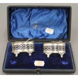 A pair of cased silver salts. 77.9 grammes.