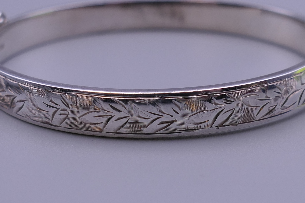 An embossed silver bangle form bracelet. 6.5 cm wide. 12.5 grammes. - Image 5 of 5