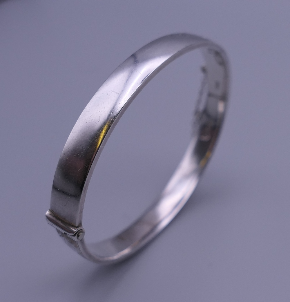 An embossed silver bangle form bracelet. 6.5 cm wide. 12.5 grammes. - Image 2 of 5