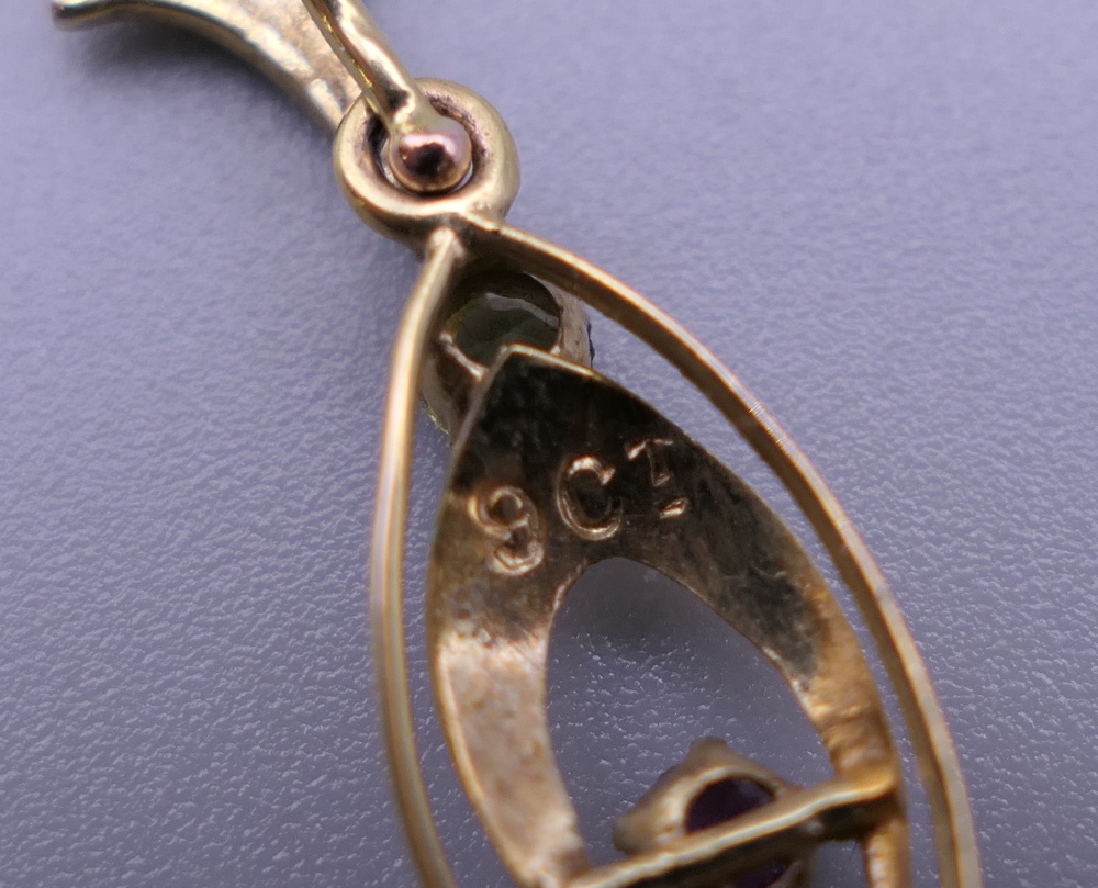 An Art Nouveau 9 ct gold pendant on a 9 ct gold chain. 4.5 cm high. 4.2 grammes total weight. - Image 4 of 5