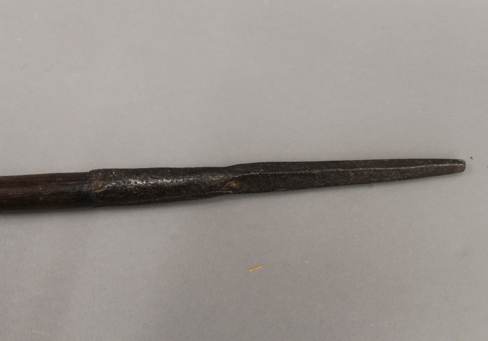 A tribal spear. 183 cm long. - Image 3 of 10