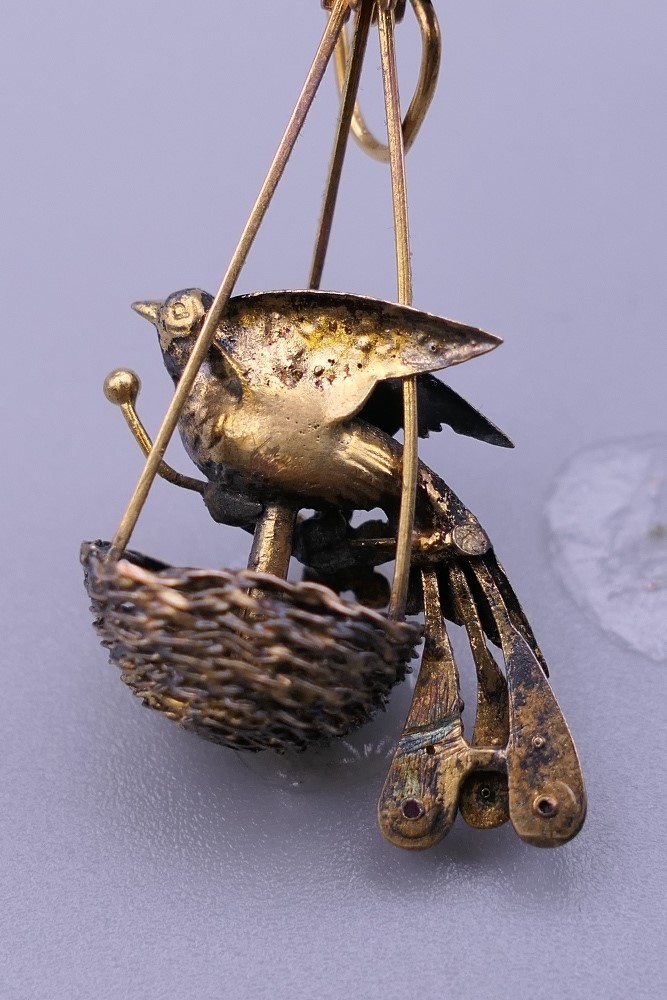 A pair of Victorian unmarked birds in nest earrings, in original fitted box. 3.5 cm high. - Image 4 of 12