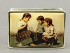 A silver snuff box decorated with children. 4.5 cm wide.