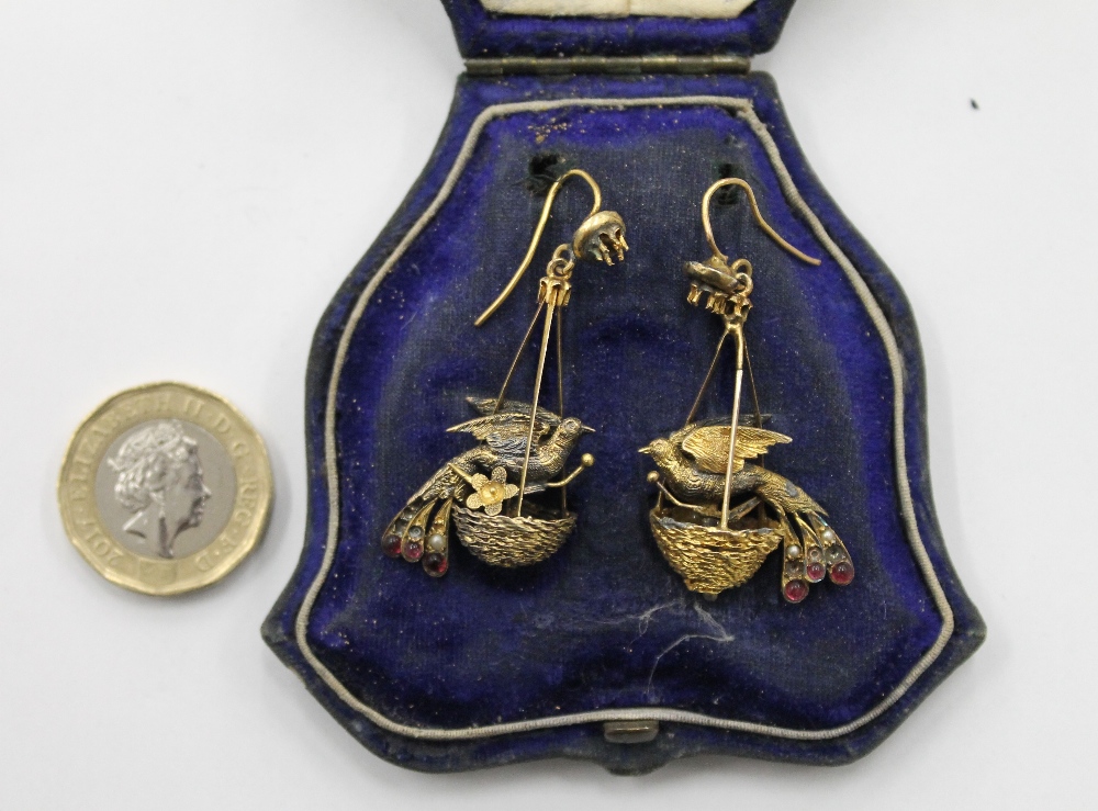 A pair of Victorian unmarked birds in nest earrings, in original fitted box. 3.5 cm high. - Image 12 of 12