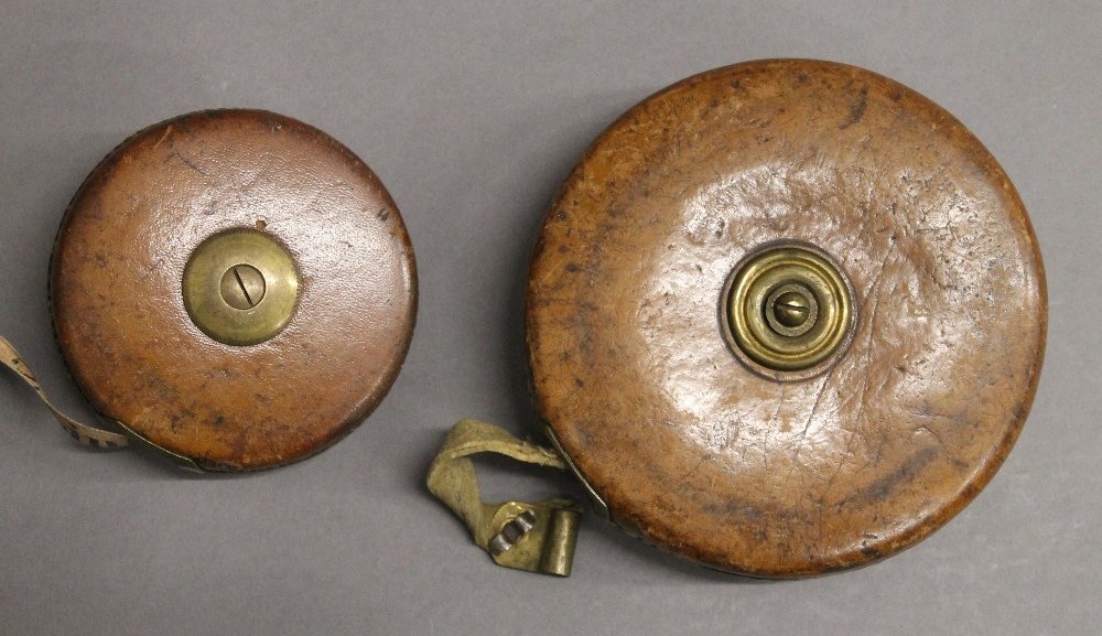 A set of Victorian postal scales and two leather cased tape measures. The former 16 cm wide. - Image 6 of 8