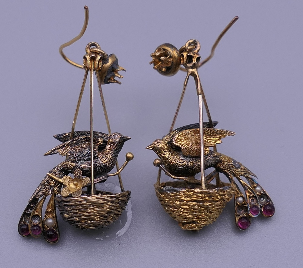 A pair of Victorian unmarked birds in nest earrings, in original fitted box. 3.5 cm high. - Image 2 of 12