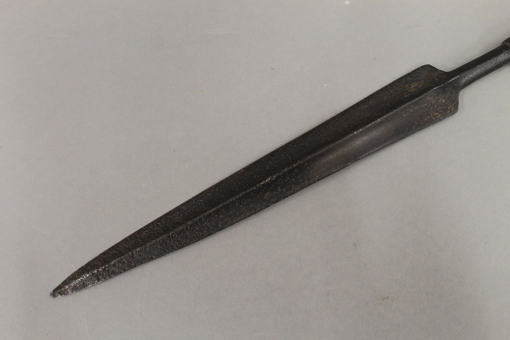 A tribal spear. 183 cm long. - Image 2 of 10