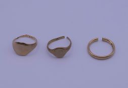 Three 9 ct gold rings. 7.9 grammes.