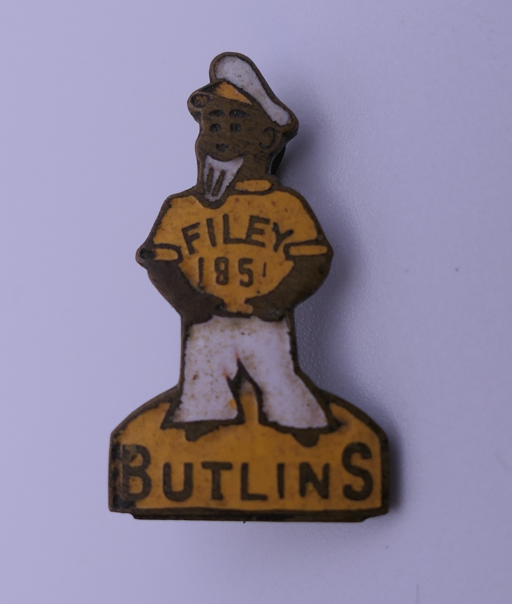 A small quantity of Butlins badges, a pair of silver salt spoons and a silver teaspoon. - Image 8 of 8