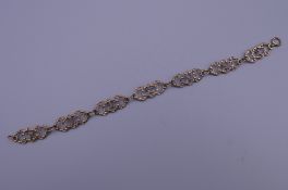 A 9 ct gold bracelet. 17.5 cm long. 7.7 grammes.